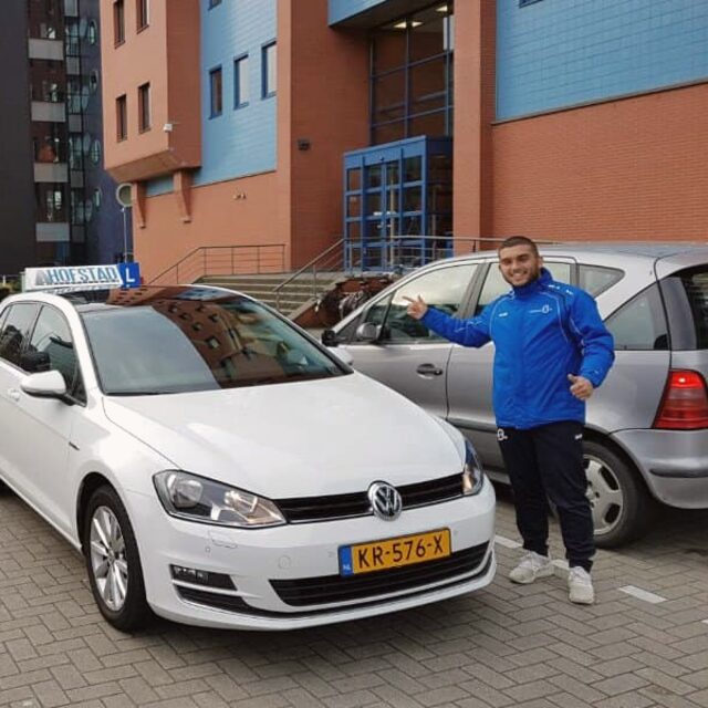 Geslaagde leerling met duimen omhoog bij het CBR