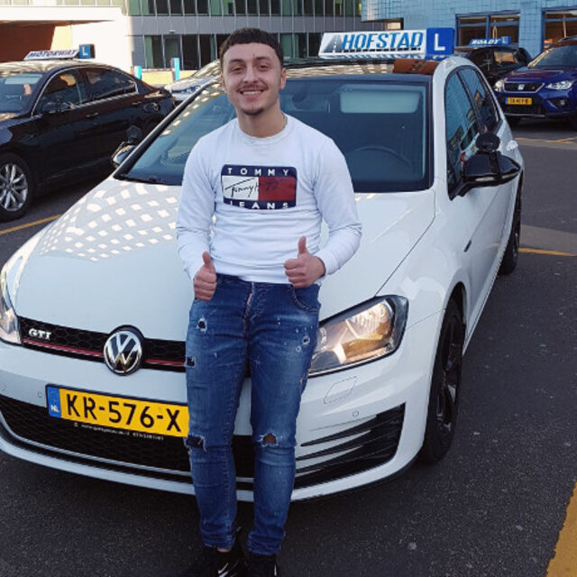 Geslaagde leerling voor de witte lesauto